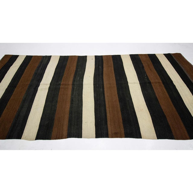 1960s Vintage Striped Natural Kilim Rug- 4′7″ × 10′ For Sale - Image 4 of 7