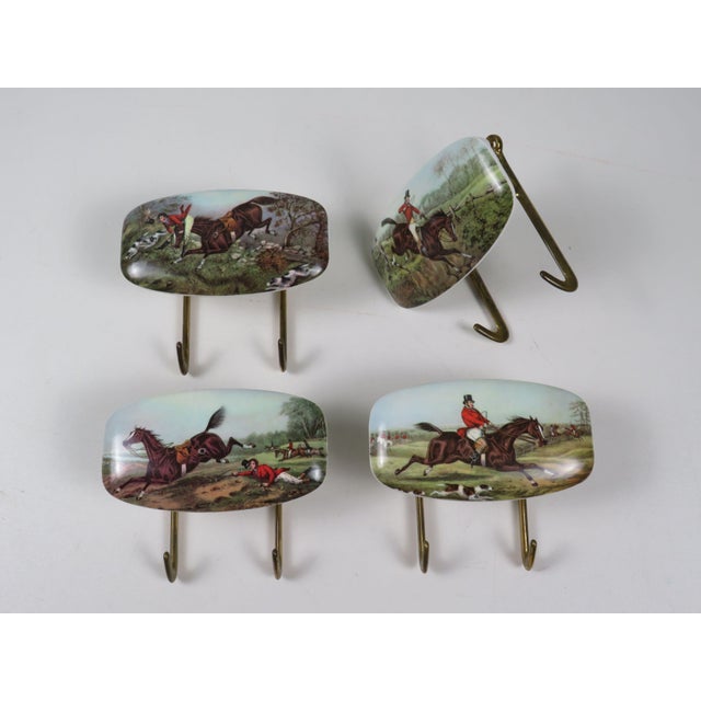 Give your interior a vintage touch with this stylish set of hangers. The beautiful images of riders and hunting scenes are...
