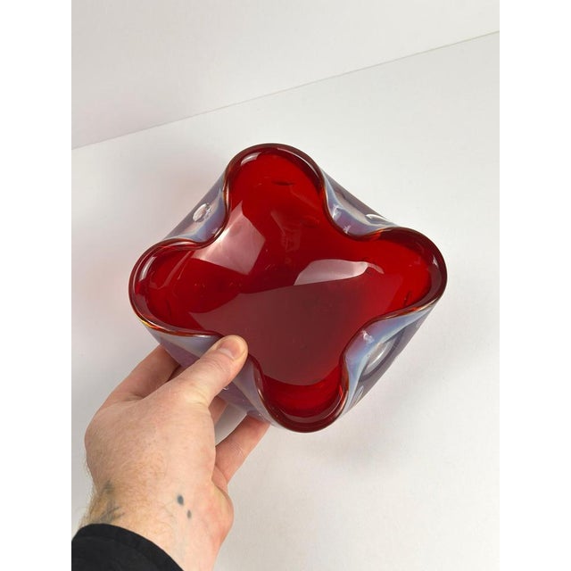 1960s Murano Sommerso Glass Bowl in Ruby Red and Alabaster by Alfredo Barbini, 1960s For Sale - Image 5 of 10