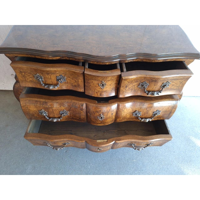 Italian 1960's William Switzer Made in Italy Burlwood Bombay Chest With Keys For Sale - Image 3 of 13