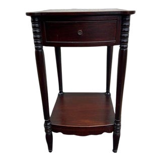 Antique Federal Style Mahogany Scalloped Edge Side Table. 19th Century For Sale