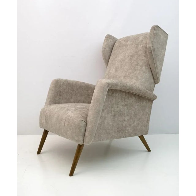 Gray Mid-Century Italian Modern Velvet Winged Armchair by Gio Ponti for Cassina, 1950s For Sale - Image 8 of 10