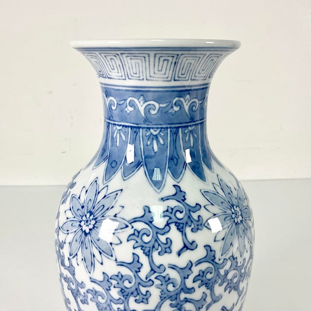 Cornflower Blue 1980s Vintage Chinoiserie Boho Chic Hollywood Regency Light Blue & White Vase For Sale - Image 8 of 11