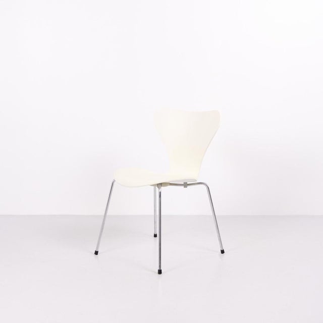 Series 7 Chairs in White Lacquered Veneer with Chrome Frame by Arne Jacobsen for Fritz Hansen, 1988, Set of 6 For Sale - Image 3 of 13