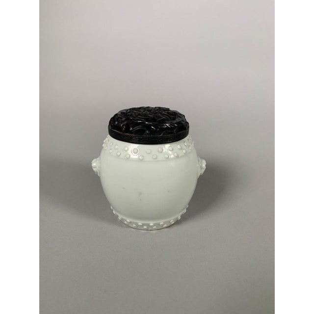 18th Century White Dehua porcelain incense burner from the Kangxi period (1661-1722) For Sale - Image 5 of 10