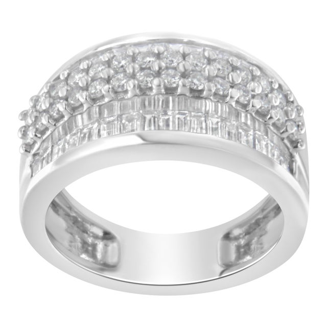 Chic 14K white gold diamond ring with a timeless design. The natural diamonds are round- and baguette-cut and beautifully...