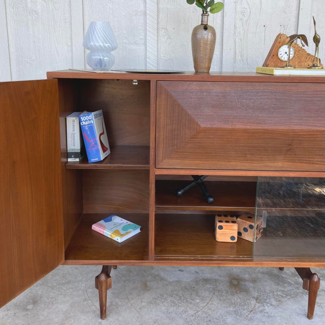 1950s 1950s Mid Century Modern Diamond Front Dry Bar For Sale - Image 5 of 12