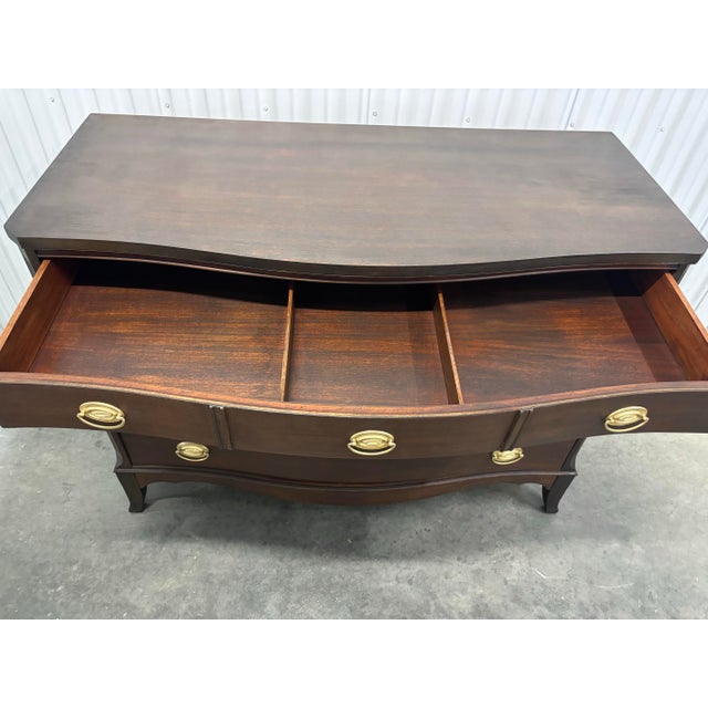 Colonial Serpentine Hepplewhite Mahogany Chest For Sale In Chicago - Image 6 of 12