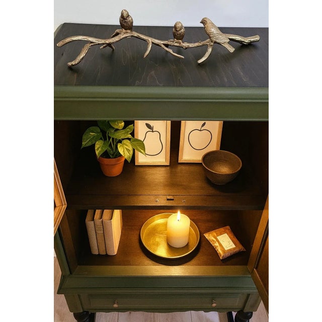 Vintage Display Cabinet With Woven French Panels — 20th Mid-Century For Sale - Image 4 of 10
