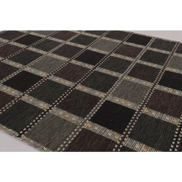 Handwoven in a blend of wool and undyed natural yarns, this 9x12 flatweave is a premier selection from the contemporary...