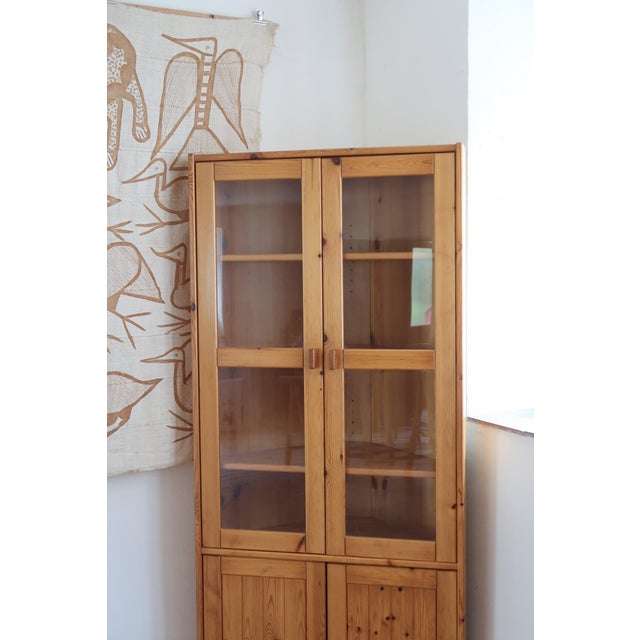 French Pine Glazed Bookcase in the style of Maison Regain, 1980s For Sale - Image 4 of 15