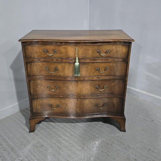 Small Georgian Serpentine Chest of Drawers, 1910 For Sale - Image 12 of 18