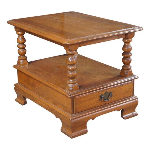 Late 20th Century Ethan Allen Heirloom Colonial Early American Nutmeg Maple 2 Tier Table 10-8654 For Sale