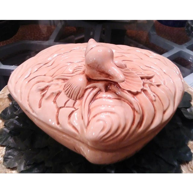 1980s Vintage 1985 Large Coastal Ceramic Fitz and Floyd Style Pink Clam Shell Trinket Box For Sale - Image 5 of 5