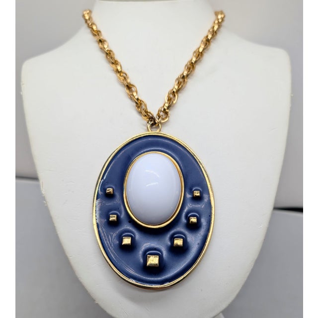 Vintage 1973 Signed Napier Modernist Navy Enamel & White Cabochon Pendant Necklace For Sale In Philadelphia - Image 6 of 6