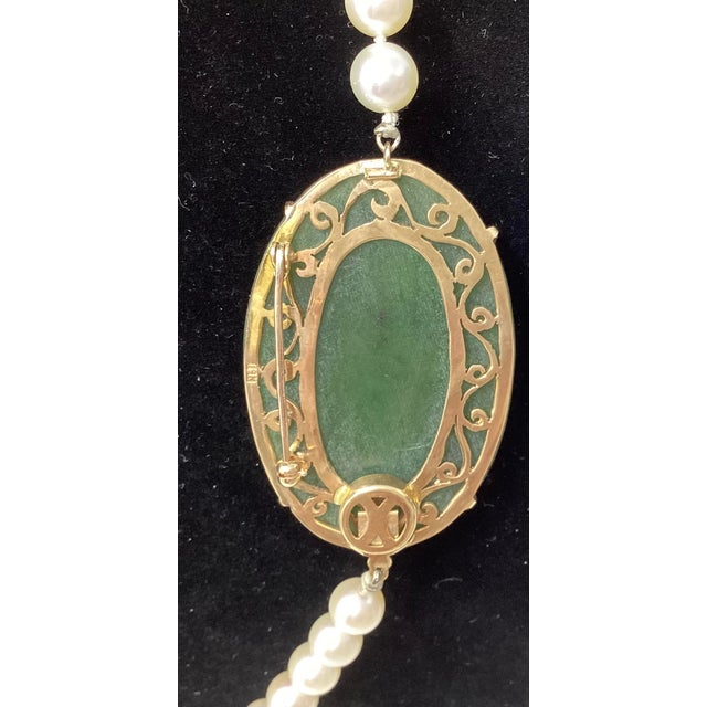 Chinese Late 20th Century 18k Yellow Gold Framed Jadeite Pendant With Dragon Motif Attached at the Sides to 23.5" White Pearls For Sale - Image 3 of 4