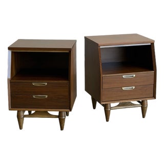Vintage Broyhill Nightstands Pair For Sale