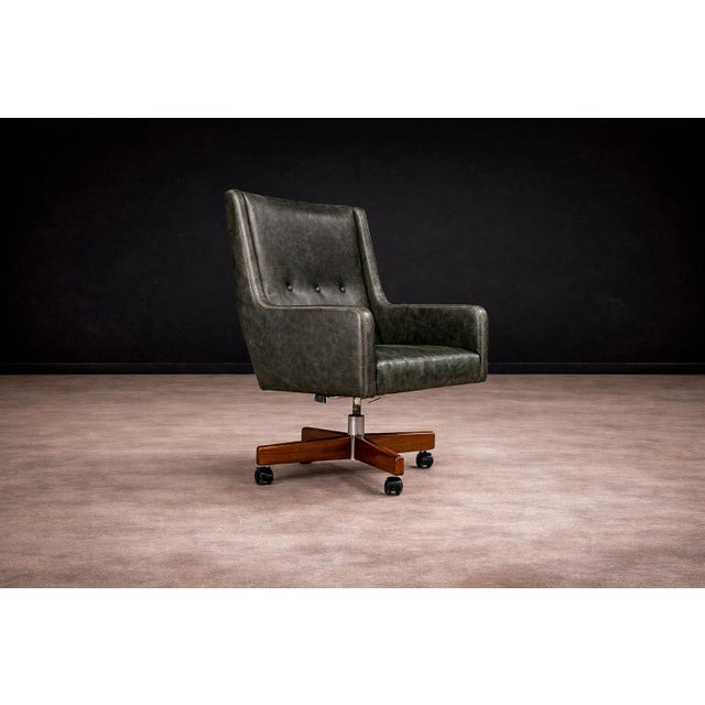 “Holperin” Armchair in Green Leather & Rosewood, Sergio Rodrigues for Oca, 1962 - Lot 364A For Sale - Image 10 of 16