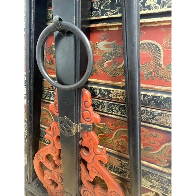 Chinese Early 19th Century Large Chinese Lacquer Wedding or Travel Box For Sale - Image 3 of 11