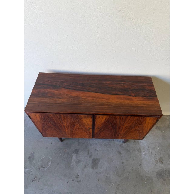 Mid Century Danish Rosewood Sideboard by Poul Hundevad – Vintage Scandinavian Storage Cabinet For Sale - Image 4 of 10