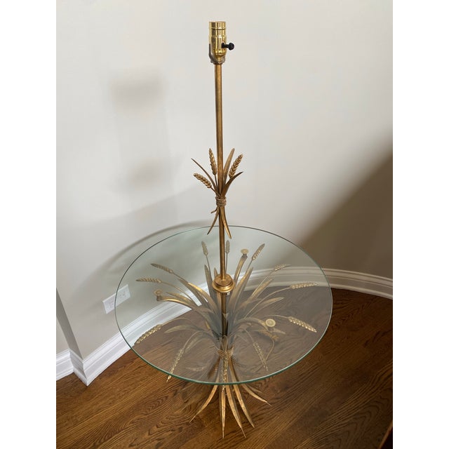 Vintage Hollywood Regency Gilt Metal Wheat Sheaf Floor Lamp & Glass Top Side Table For Sale - Image 4 of 5