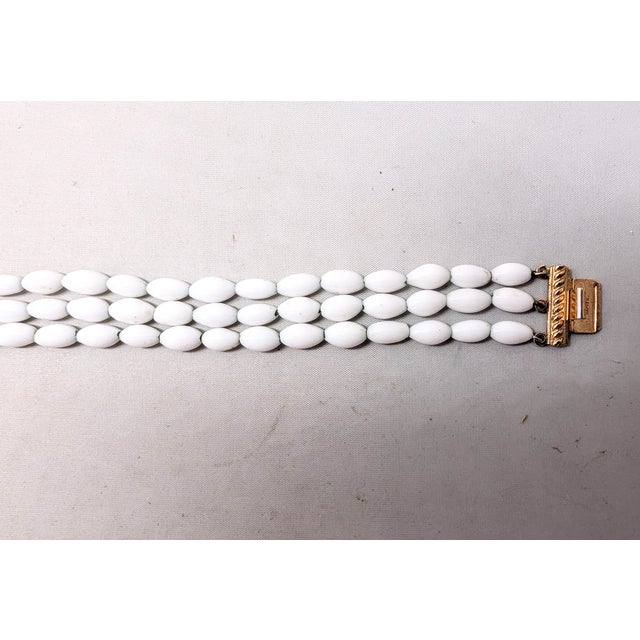 Vintage 1960s Signed Napier Goldtone & White Beaded Asian Influenced Bracelet For Sale - Image 12 of 13