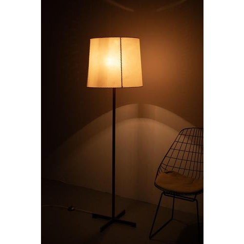 Kaiser floor lamp with brass and veneer base. In a good vintage condition. Measurements H. 152 cm; Ø 46 cm. Up to 250V...