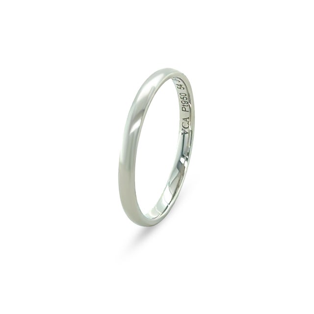 A timeless Van Cleef & Arpels Tendrement wedding band crafted in platinum, featuring the Maison’s elegant curved profile...