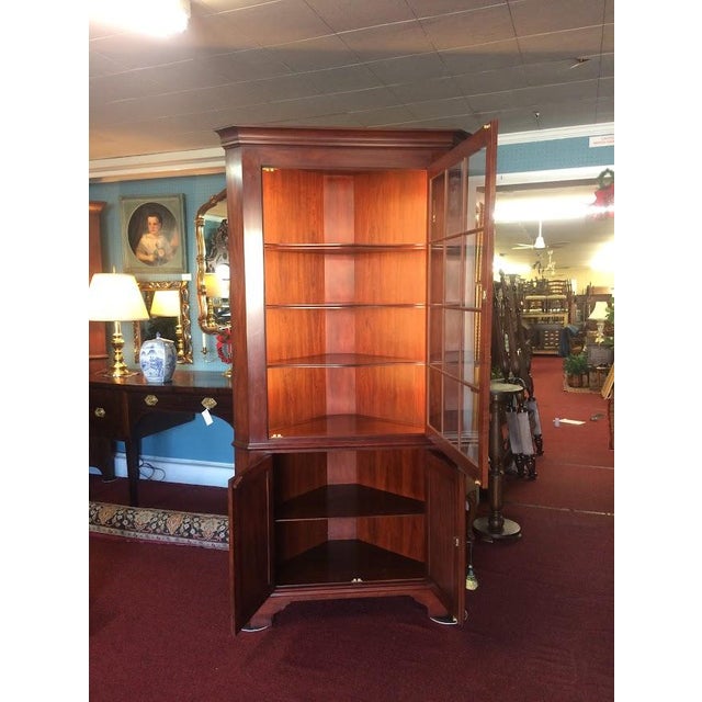 1990s Henkel Harris Cherry Corner Cabinet, Display Cabinet For Sale - Image 11 of 11