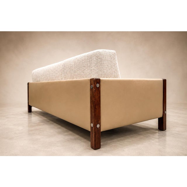 Sergio Rodrigues "Millor" Sofa in Rosewood, Leather & Textured Fabric, Brazil, 1960s For Sale - Image 10 of 18