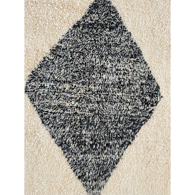 Berber Beniourain Rug in Black and White Wool, Morocco, 1995 For Sale - Image 10 of 14