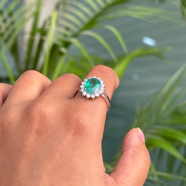 VRJewels 2.26 Ct Natural Emerald and Diamond 14k Gold Oval Engagment Ring Size 5.5 For Sale - Image 12 of 16