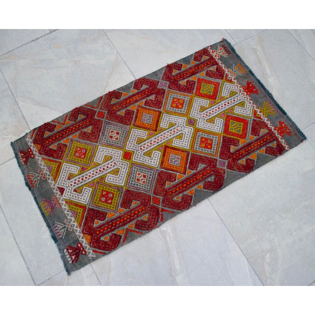 Hand-Made Braided Turkish Small Rug Jajim Kilim 1960s Accent Rug - 1′7″ × 2′9″ For Sale - Image 11 of 12