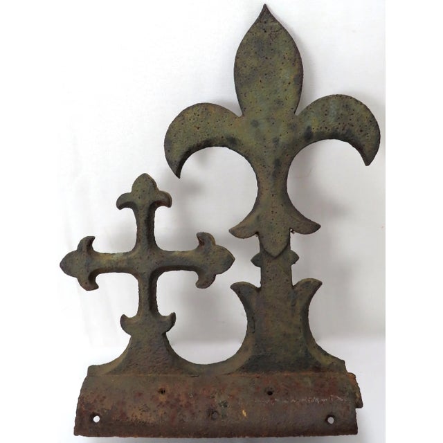 Large Antique American Cast Iron Architectural Fleur De Lis Fence Pediment Fragment For Sale - Image 9 of 13