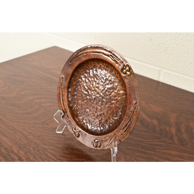 Roycroft Roycroft Style Arts & Crafts Period Hammered Copper Plate or Tray, Circa 1910 For Sale - Image 4 of 13