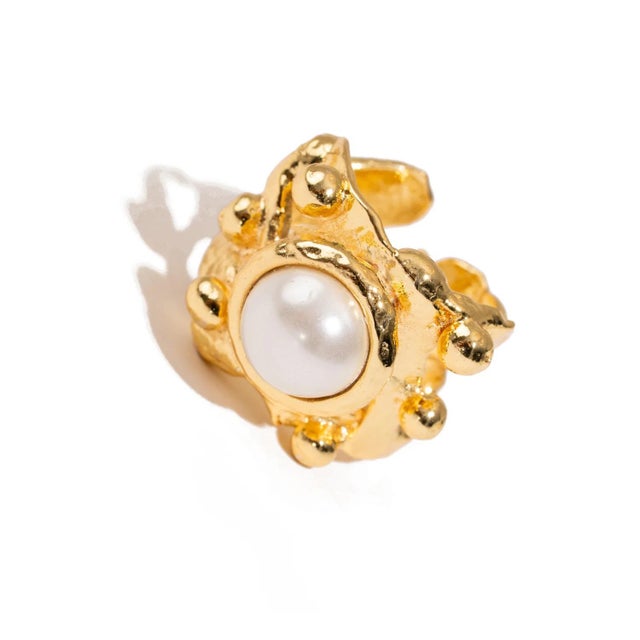 Modern Royal Pearl Crown Gold Ring, Size 4 For Sale - Image 3 of 9
