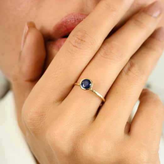 Dainty Brilliant Blue Sapphire Ring in 14k Yellow Gold Size 6 For Sale In New York - Image 6 of 11