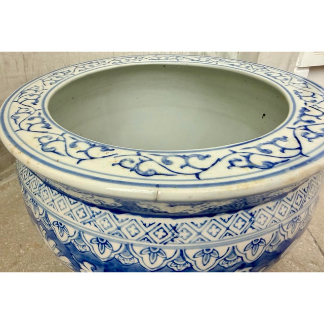 Blue Large Traditional Chinoiserie Blue & White Ceramic Hand Painted Chinese Fish Bowl Jardiniere, Cache Pot, Garden Planter With Botanical Motif For Sale - Image 8 of 12