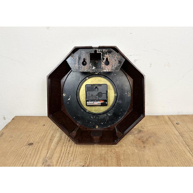 Industrial Bakelite Brown Wall Clock from Smith Electric, 1950s For Sale - Image 16 of 17