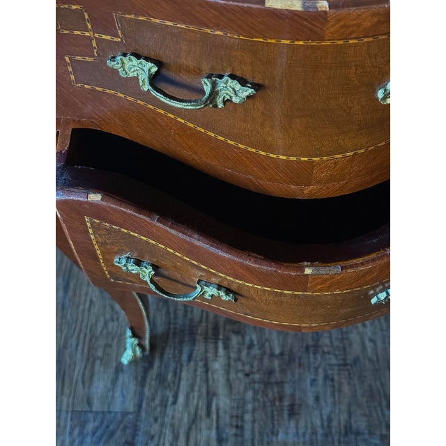 French 1940s Pair of French Louis XV Style Nightstands With Marble-Tops and Gilt Bronze Mounts For Sale - Image 3 of 11