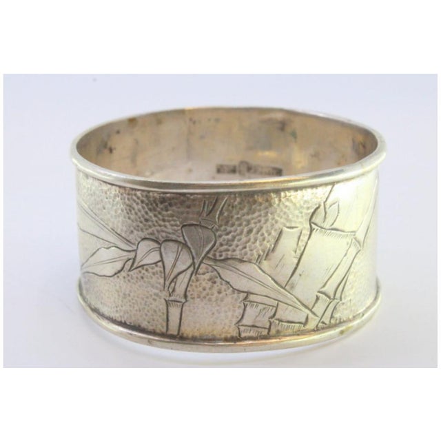 Hammered Silver Napkin Ring with Engraved Floral Motifs, in Good conditions. Designed 1920 to 1949