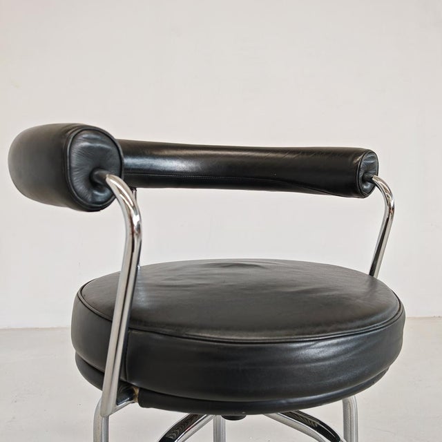Modern Black Leather LC7 Swivel Armchair by Charlotte Perriand for Cassina, 1980s For Sale - Image 3 of 18