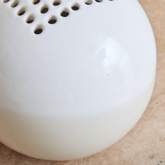 Italian White Ceramic Orb Vase by Franco Bucci for Laboratorio Pesaro, 1960s For Sale In Chicago - Image 6 of 7