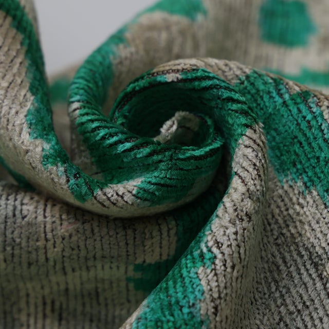 2020s Hand-Knotted Silk Velvet Ikat Lumbar Pillow - 16x24 Emerald & Silver For Sale - Image 5 of 7