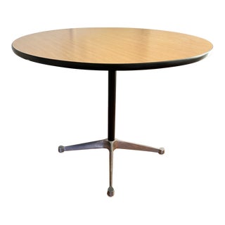 Herman Miller Modern Pendestal Dining Table For Sale