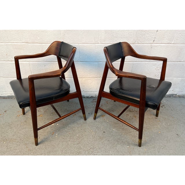 American Mid-Century Pair of Tapered Leg Dining Chairs Attributed to Paoli For Sale - Image 3 of 10