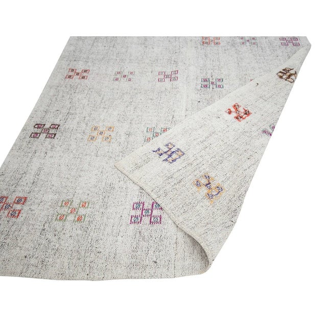 Mid 20th Century Vintage Light Gray Embroidered Kilim Rug For Sale - Image 5 of 7