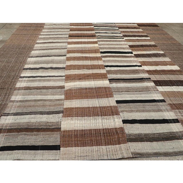 Galerie Shabab Collection Mid-20th Century Turkish Flatweave Kilim Carpet For Sale In New York - Image 6 of 8