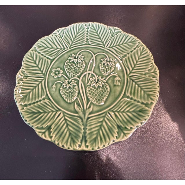 Rustic European 1990s Bordallo Pinheiro Strawberry 9.5 Inch Plate. For Sale - Image 3 of 6