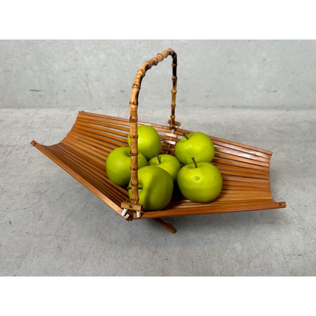Nice fruit bowl. Bamboo. Foldable. Vintage piece in beautiful, neat condition. Width: 34cm. Depth: 23cm. Height: 23cm....